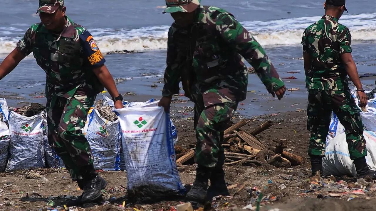 Pandawara bergabung bersama petugas gabungan dan relawan yang melakukan kegiatan bersih-bersih pantai sejak Rabu (4/10/2023).