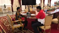 Ketua Steering Committe Piala Presiden 2018, Maruarar Sirait (kanan), memberikan laporan tengah turnamen Piala Presiden 2018 kepada Presiden Joko Widodo di Istana Negara, Kamis (1/2/2018). (Istimewa)