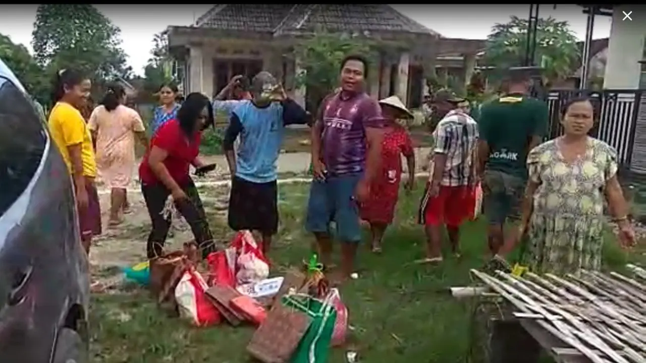 Warga di Bojonegoro mengembalikan bingkisan lebaran ke kasun. (Ahmad Adirin/Liputan6.com)