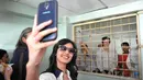 Usai berbincang-bincang, perempuan berusia 29 tahun itu mengajak Roger untuk berselfie (memotret sendiri) di depan sel, Rabu (7/5/14). (Liputan6.com/Panji Diksana)