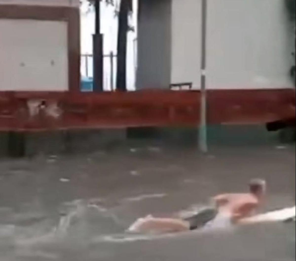 Banjir di Jalanan Pantai Kuta, Badung, Bali dimanfaatkan oleh wisatawan asing untuk bermain surfing.&nbsp;Video beberapa bule surfing di jalanan Kuta pun viral di media sosial (medsos).