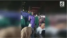 Seorang pedagang memang harus memutar otak agar dagangannya bisa dibeli banyak orang. Salah satunya dilakukan seorang pedagang pria di Malaysia ini.

 
