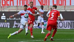 Konstantinos Mavropanos merupakan pemain pinjaman di klub Bundesliga, VfB Stuttgart. Saat ini, klubnya tengah berusaha untuk keluar dari zona degradasi. Dalam usahanya tersebut, pemain Yunani itu telah mencetak 4 gol dalam 27 penampilannya di liga. (AFP/Pool/JOHN Macdougall)