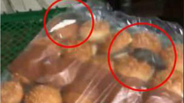 Jijik, ada tikus di plastik roti burger ini (elitereaders)
