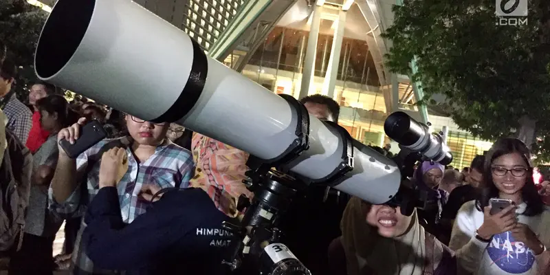 Disediakan Teropong, Ribuan Orang Antusias Lihat Gerhana Bulan di Planetarium Jakarta