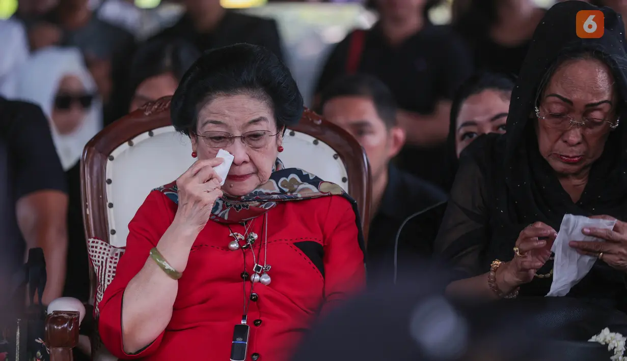 Megawati Soekarnoputri menyeka air mata saat menghadiri pemakaman adiknya, Guruh Soekarnoputra, di TPU Karet Bivak, Jakarta Pusat, Sabtu (26/9/2026). Guruh dimakamkan di samping pusara ibundanya, Fatmawati. (KLY/Budy Santoso)