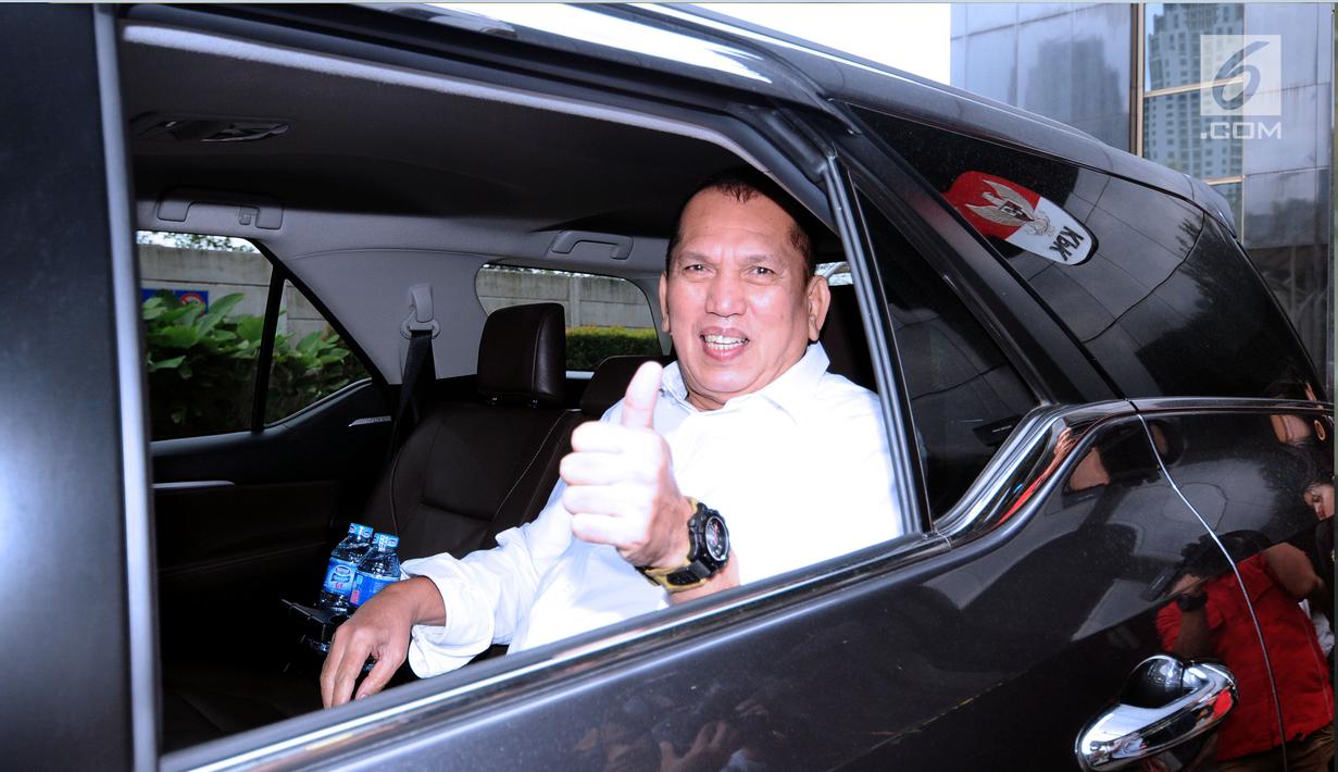 Anggota DPR RI, Chairuman Harahap usai memenuhi panggilan KPK untuk diperiksa, Jakarta, Rabu (17/1). Chairuman diperiksa sebagai saksi dugaan korupsi pada proyek pengadaan e-KTP dengan tersangka Anang Sugiana Sudihardjo. (Liputan6.com/Helmi Fithriansyah)