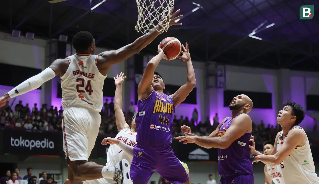 Pebasket Tangerang Hawks, Habib Titoaji, saat melawan Pelita Jaya pada laga IBL 2024 di Indomilk Arena, Sabtu (25/5/2024). (Bola.com/M Iqbal Ichsan)