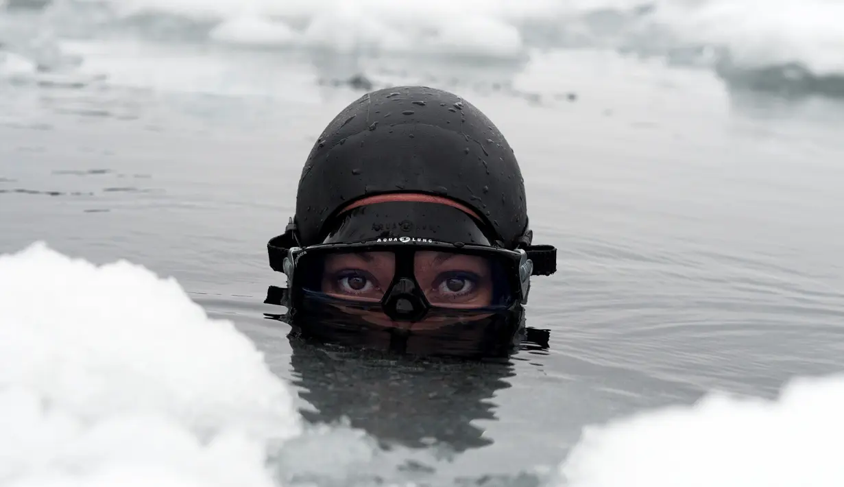 Johanna Nordblad saat berada di danau beku, Somero, Finlandia, Selasa (27/2). Johanna Nordblad memegang rekor dunia freediving di bawah es dengan baju renang sejauh 50m. (AFP PHOTO / Olivier Morin)