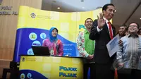 Presiden Joko Widodo (kanan) seusai mengisi surat pemberitahuan tahunan (SPT) pajak penghasilan menggunakan sistem e-filling di Kantor Pusat Ditjen Pajak Jakarta, Kamis (19/3/2015). (Liputan6.com/Faizal Fanani)
