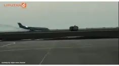 Saat percobaan untuk memperbaiki roda depan gagal, pekerja bandara yang berada di landasan langsung melapisi landasan dengan busa khusus anti api dan menempatkan petugas kebakaran untuk berjaga-jaga.