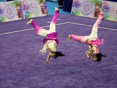 Atlet Wushu Asal US beraksi saat kelas duel pada Kejuaraan Dunia Wushu 2015 di Istora, Senayan, Jakarta, Selasa (17//11/2015). (Bola.com/Nicklas Hanoatubun)