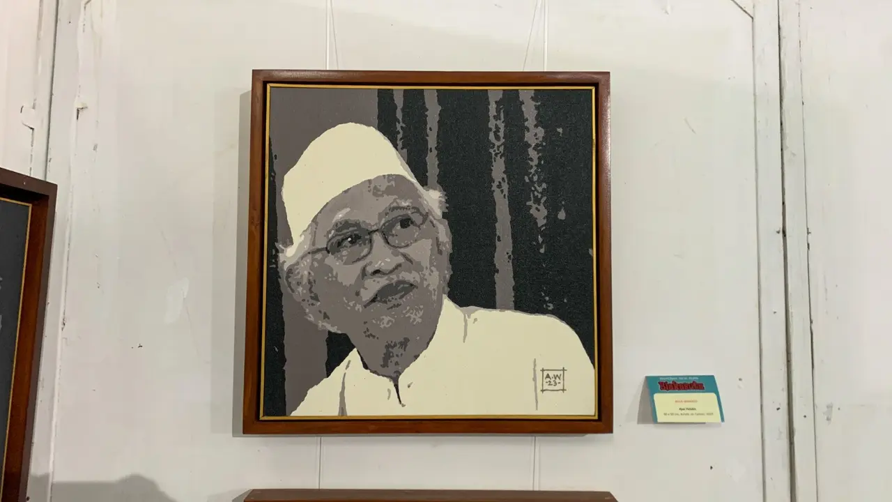 KH Mustofa Bisri, karya seni rupa Komunitas Blarak yang dipamerkan di Purbalingga. (Foto: Liputan6.com/Kominfo PBG)