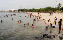 FOTO: Libur Waisak, Ratusan Ribu Pengunjung Padati Pantai Lagoon Ancol