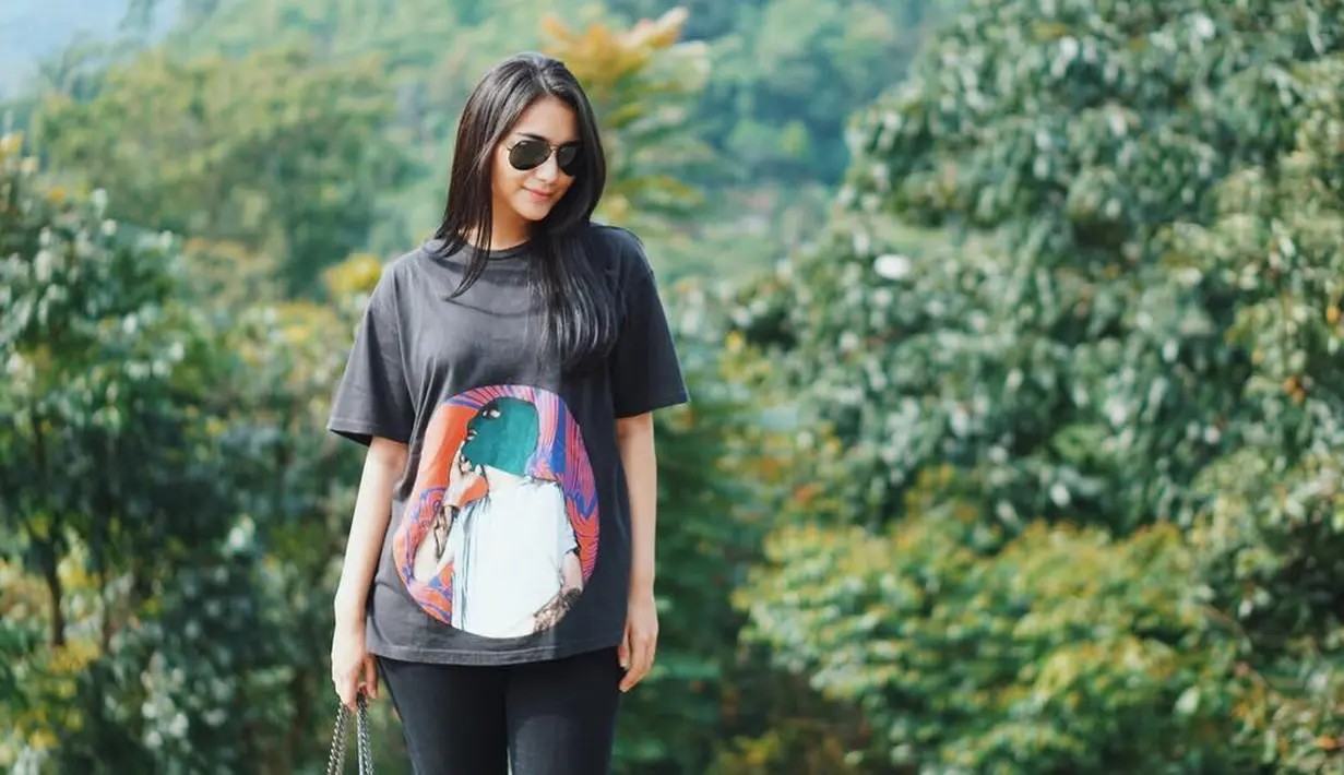 Si cantik yang saatu ini juga gemar banget memakai kaus dalam kesehariannya. Sepert ini misalnya, Ciki terlihat sangat santai dengan kaus hitam bermotif dan celana hitamnya. (Instagram/citraciki)