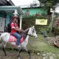 Ridwan Sururi saat selalu menunggangi kudanya setiap berkeliling dari desa ke desa untuk menarik minat baca masyarakat di kaki Gunung Slamet, Jawa Tengah. (Liputan6.com/Gunanto Eko)