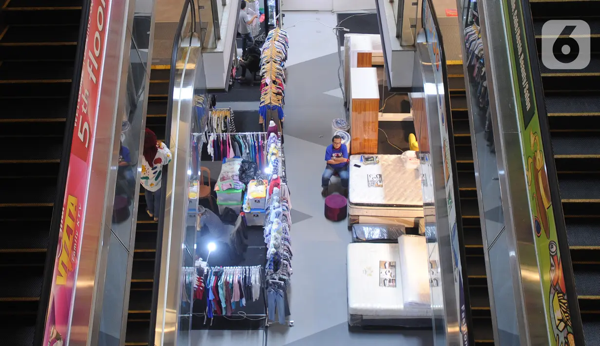 Aktivitas jual beli di Poins Square Lebak Bulus, Jakarta, Senin (4/1/2021). Dampak pandemi COVID-19, sejumlah pemilik kios di pusat berbelanjaan tersebut mengaku mengalami penurunanan omzet hingga 50 persen. (merdeka.com/Arie Basuki)