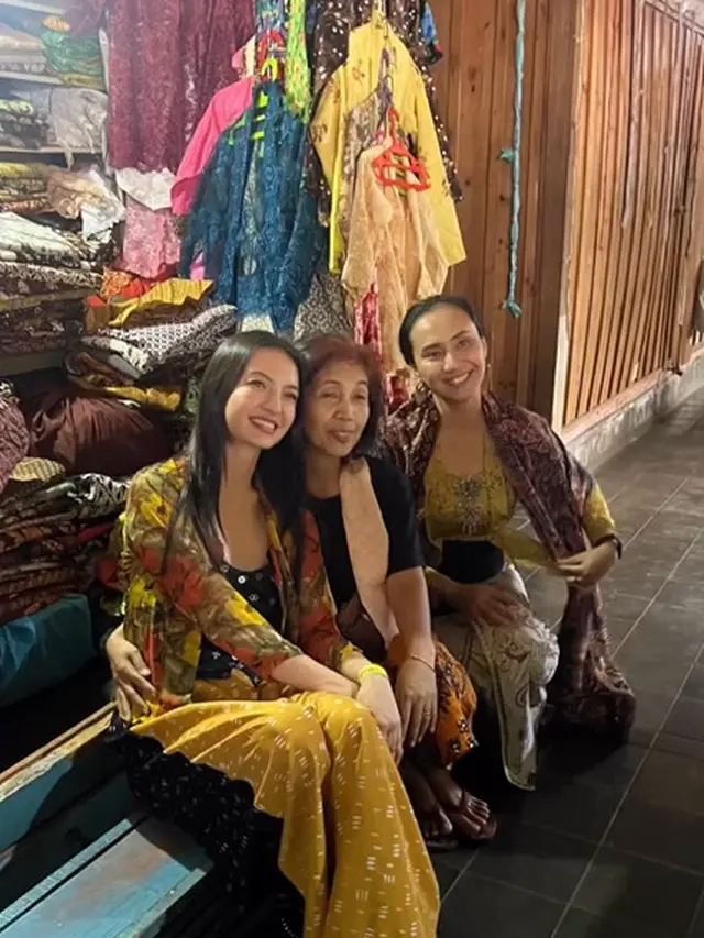 7 Momen Seru Raline Shah Belanja Batik di Pasar Bringharjo, Tampil Menawan