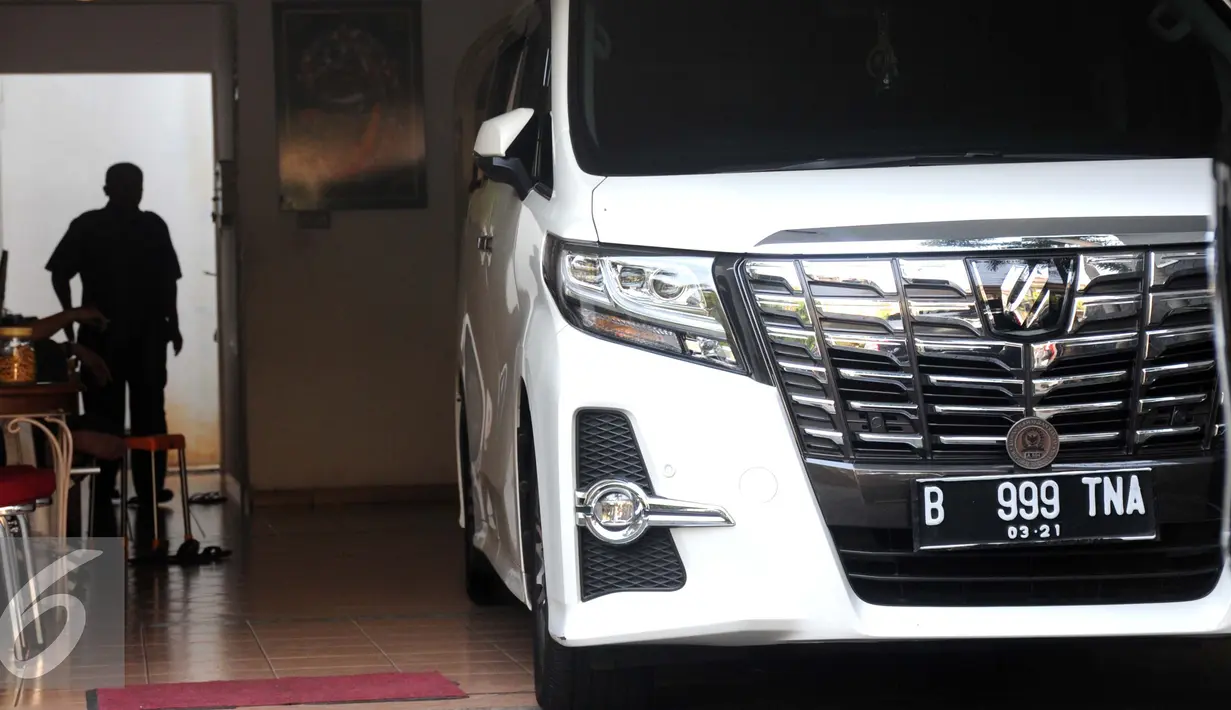 Rumah politisi PAN, Nur Alam terletak di kawasan elite Jalan Mikasa D2, Kuningan, Jakarta, Selasa (23/8).  Di dalam rumah berlantai dua dan bercat putih ini, terparkir sebuah Alphard berwarna putih dengan nopol B 999 TNA. (Liputan6.com/Helmi Afandi)