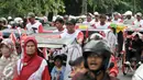 Sejumlah becak ikut Kirab Budaya Merah Putih di Bogor, Jawa Barat, Minggu (13/11). Acara ini bertujuan untuk memperkenalkan budaya bangsa kepada generasi muda sekaligus mempromosikan wisata Bogor. (Liputan6.com/Yoppy Renato)