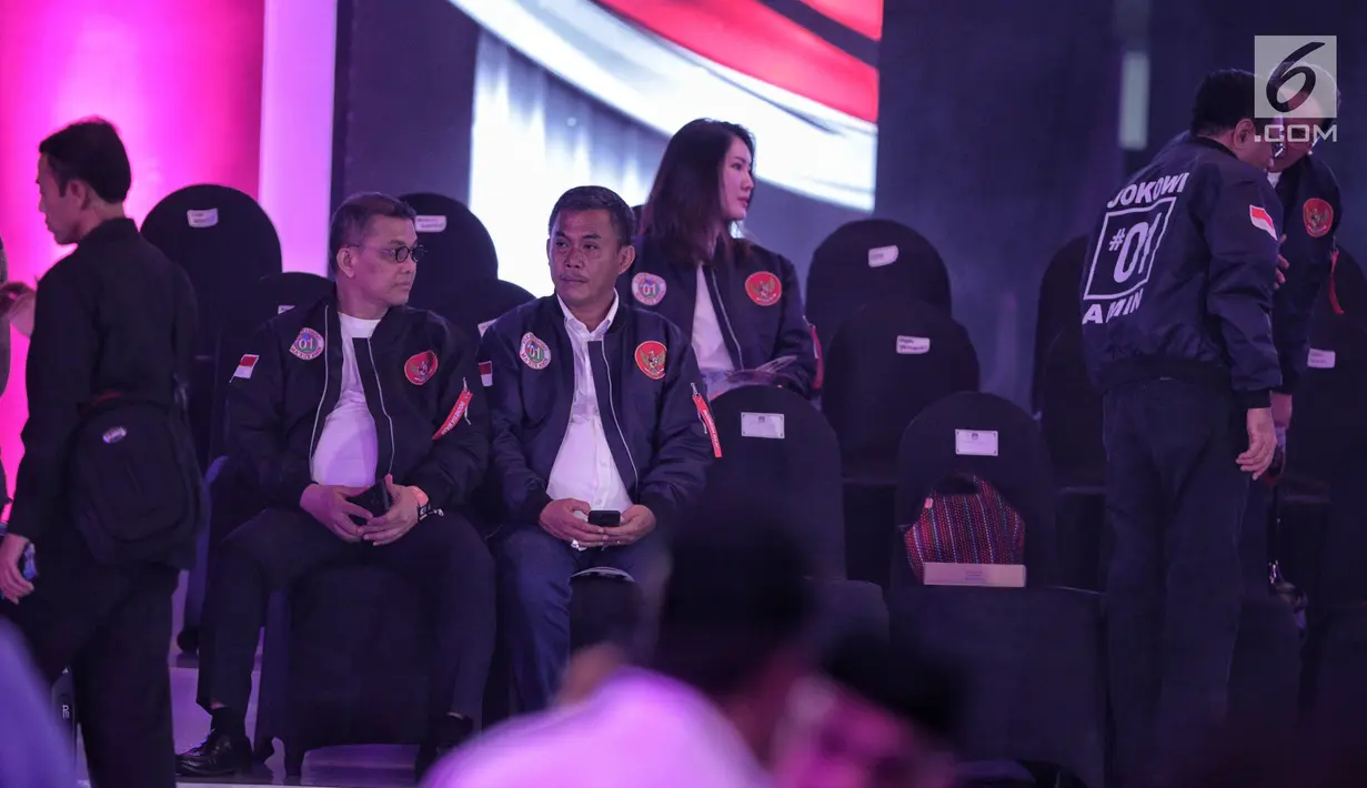 Politisi PDIP Prasetyo Edi sebelum Debat Capres Cawapres 2019 di Hotel Bidakara, Jakarta, Kamis (17/1). Isu debat perdana mengusung tema hukum, hak asasi manusia, terorisme, dan korupsi. (Liputan6.com/Faizal Fanani)