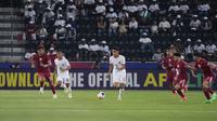 Gelandang Timnas Indonesia U-23, Marselino Ferdinan (tengah) menggiring bola saat menghadapi Timnas Qatar U-23 pada laga pertama Grup A Piala Asia U-23 2024 di Jassim Bin Hamad Stadium, Al Rayyan, Qatar, Senin (15/4/2024) malam WIB. (Dok. PSSI)