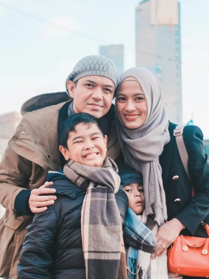 Potret iseng si bungsu keluarga Alyssa Soebandono dan Dude Harlino (Instagram/@ichasoebandono dan Instagram/@dude2harlino)