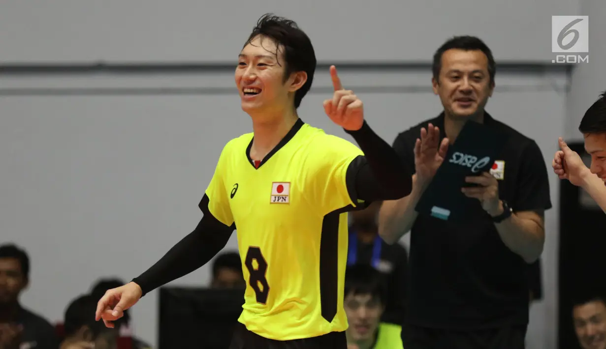 Pemain Timnas voli putra Jepang, Masahiro Yanagida merayakan poin atas Australia di Babak 8 besar grup E Kejuaraan Voli Asia 2017 di GOR Tri Dharma, Gresik, Minggu (30/7). Jepang unggul 3-0. (Liputan6.com/Helmi Fithriansyah)