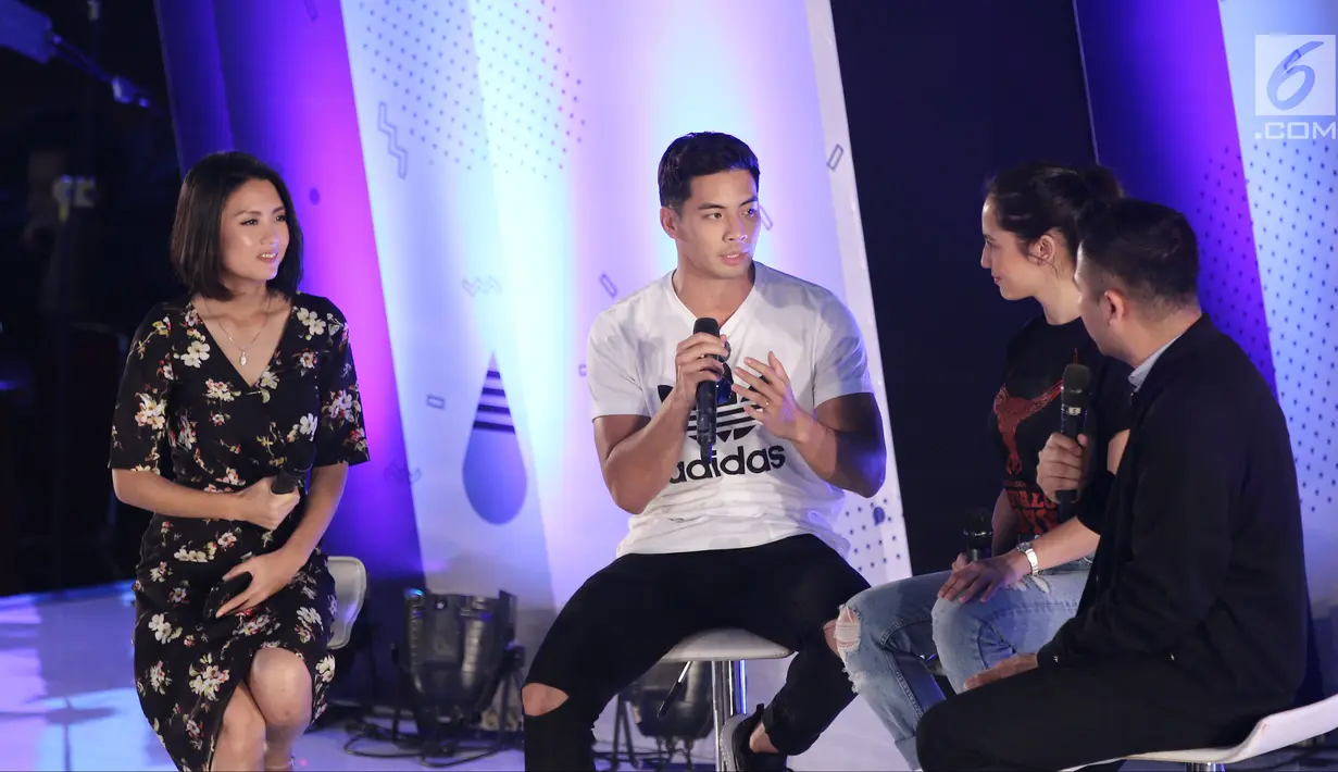 Pemain film Buffalo Boys, Pevita Pearce (dua kanan) bersama Yoshi Sudarso (dua kiri) berbagi cerita saat Emtek Goes to Campus (EGTC) 2018 di Universitas Negeri Semarang (UNNES), Semarang, Kamis (19/7). (Liputan6.com/Herman Zakharia)