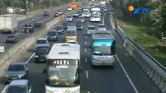Kendaraan pribadi mendominasi lalu lintas. Selain meningkatnya kendaraan pribadi, banyaknya kendaraan besar juga menjadi penyebab kepadatan lalu lintas.