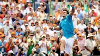 Novak Djokovic melompat, meluapkan kegembiraannya usai di final Miami Open 2016 mengalahkan Kei Nishikori 6-3, 6-3, Minggu (3/4/2016). (AFP)