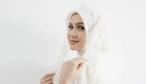 Potret Dea Annisa Pengajian Jelang Menikah dengan Mazaki Achmad, Anggun Serba Putih
