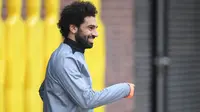 Gelandang Liverpool, Mohamed Salah, tersenyum saat mengikuti sesi latihan jelang laga Liga Champions di Melwood, Liverpool, Senin (25/9/2017). Liverpool akan berhadapan dengan Spartak Moskow. (AFP/ Paul Ellis)