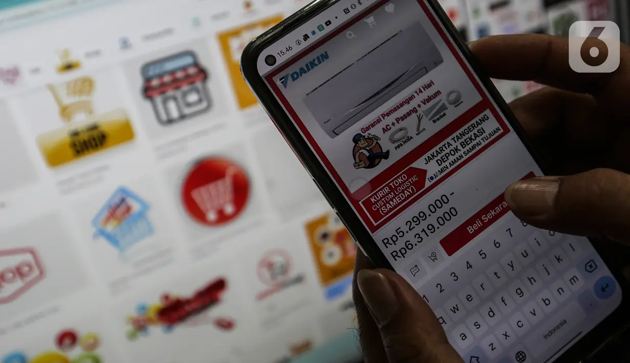 Warga mengenakan ponsel mencari barang yang ingin dibeli di platform digital di Jakarta, Rabu (15/6/2022). Direktorat Jenderal Pajak (DJP) Kementerian Keuangan berencana menarik bea meterai Rp10 ribu untuk pelanggan platform digital termaksuk belanja online di e-commerce, untuk di atas pembelian Rp5 juta rupiah. (Liputan6.com/Johan Tallo)