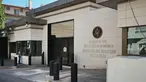 Petugas keamanan berdiri di luar pintu masuk ke Kedutaan Besar Amerika Serikat di Ankara, Turki, (20/8). Kedubes AS di Turki ditembaki pria bersenjata tak dikenal dini hari tadi, sekitar pukul 05.00 waktu setempat. (AP Photo/Burhan Ozbilici)