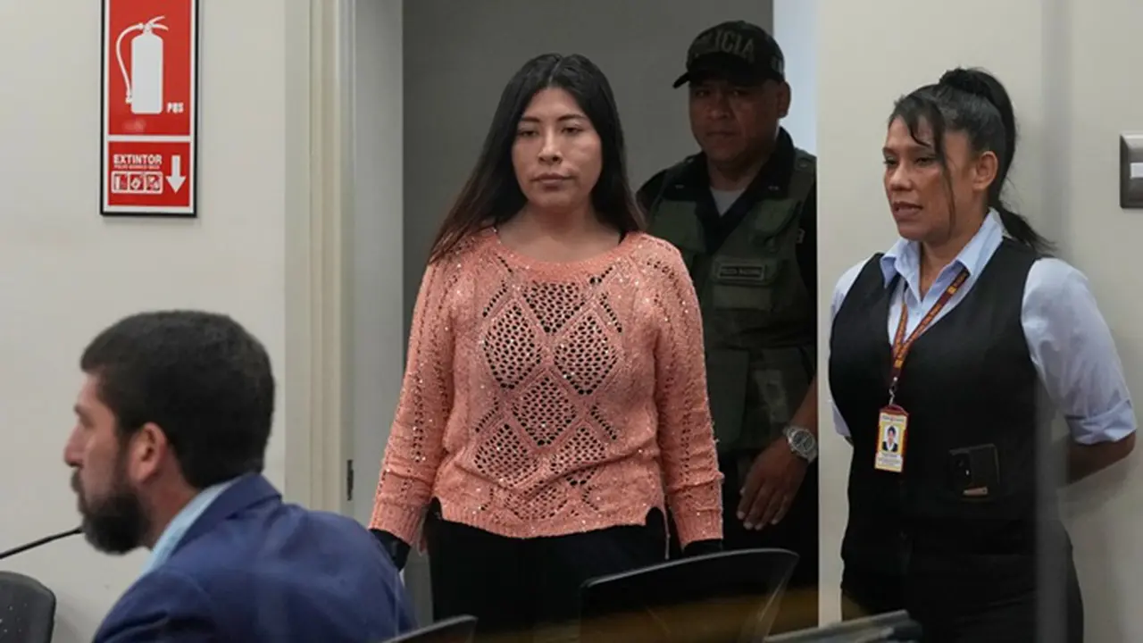 Mantan Perdana Menteri Peru Betssy Chavez tiba untuk menjalani sidang atas dakwaan pemberontakan dan konspirasi terhadap negara di sebuah markas kepolisian di pinggiran Kota Lima, Peru, Selasa, 18 Maret 2025.