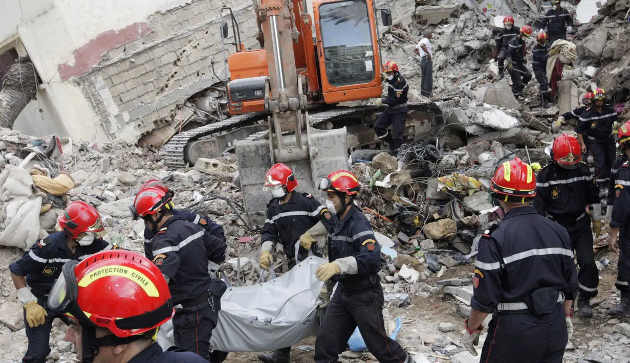 Setidaknya 23 orang tewas dan 60 lainnya luka-luka setelah tiga bangunan runtuh di Casablanca, Maroko, Minggu (13/7/14). (REUTERS/Macao)