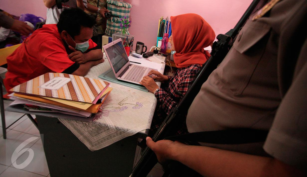 Tersangka pencabulan, Ismail (47) menjalani pemeriksaan di Mapolda DIY, Selasa (17/5). Kepala Sekolah Madrasah Aliyah di Bantul itu mencabuli siswi kelas MTs berinisial S (16) sebanyak empat kali sejak awal 2016 lalu. (Liputan6.com/Boy Harjanto)