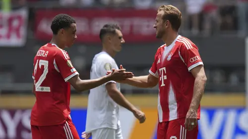 <p>Jamal Musiala (kiri) dari Bayern&nbsp;Munchen&nbsp;dan Harry Kane setelah pertandingan Grup C Piala Dunia Antarklub antara Bayern&nbsp;Munchen dan Auckland City di Cincinnati, Minggu, 15 Juni 2025. (AP Photo/Joshua A. Bickel)</p>