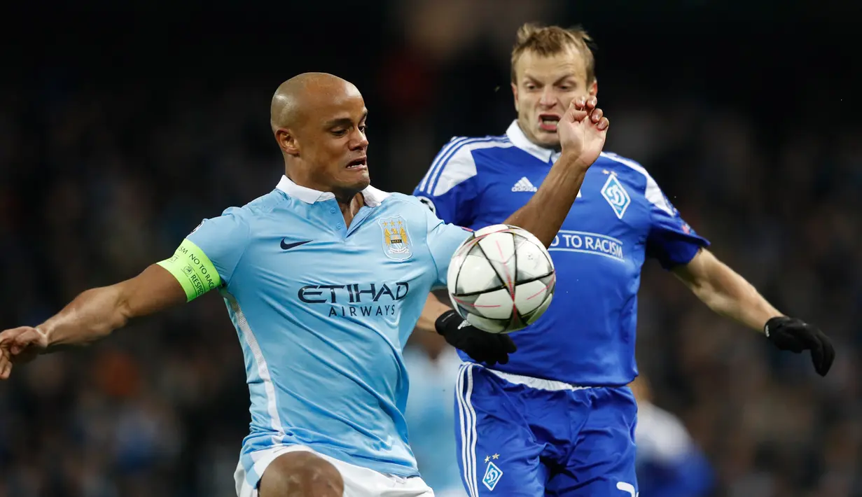 Bek City, Vincent Kompany (kiri) berusaha merebut bola dari pemain Dynamo Kiev, Oleg Gusev pada leg kedua 16 besar Liga Champions di Stadion Etihad, Inggris, Rabu (16/3). City berhasil masuk perempat final Liga Champion. (Reuters/Phil Noble)