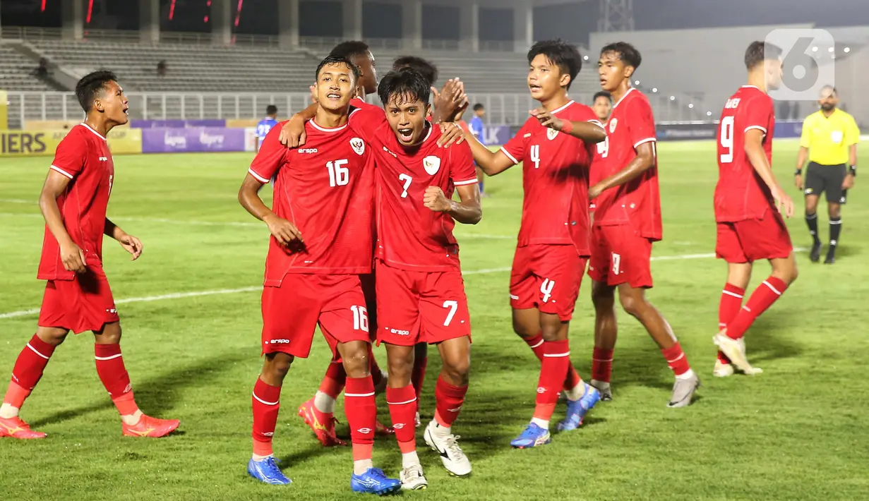 Dua menit kemudian atau pada menit ke-54, timnas Indonesia U-20 menambah keunggulan lewat aksi Figo Dennis (7). (Liputan6.com/Angga Yuniar)