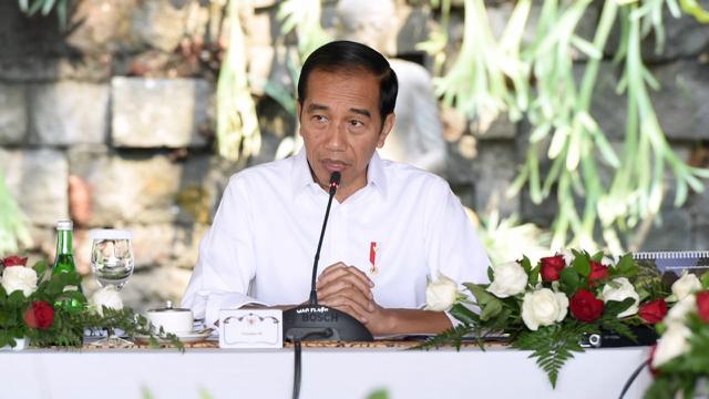 Presiden Jokowi memimpin rapat terbatas mengenai percepatan pengembangan destinasi wisata Borobudur di Patio Main Joglo, Plataran Borobudur Kabupaten Magelang, Jumat (30/8/2019). (foto: Biro Pers Kepresidenan)