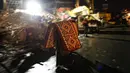 Seorang pria membawa selimut dan kasur saat tim penyelamat mencari korban gempa Turki di bangunan yang hancur di Elbistan, Turki selatan, Rabu, 8 Februari 2023. Tim penyelamat terkadang menggunakan ekskavator atau mengambil dengan hati-hati melalui puing-puing. Tidak jelas berapa banyak orang yang mungkin masih terjebak. (AP Photo/Francisco Seco)