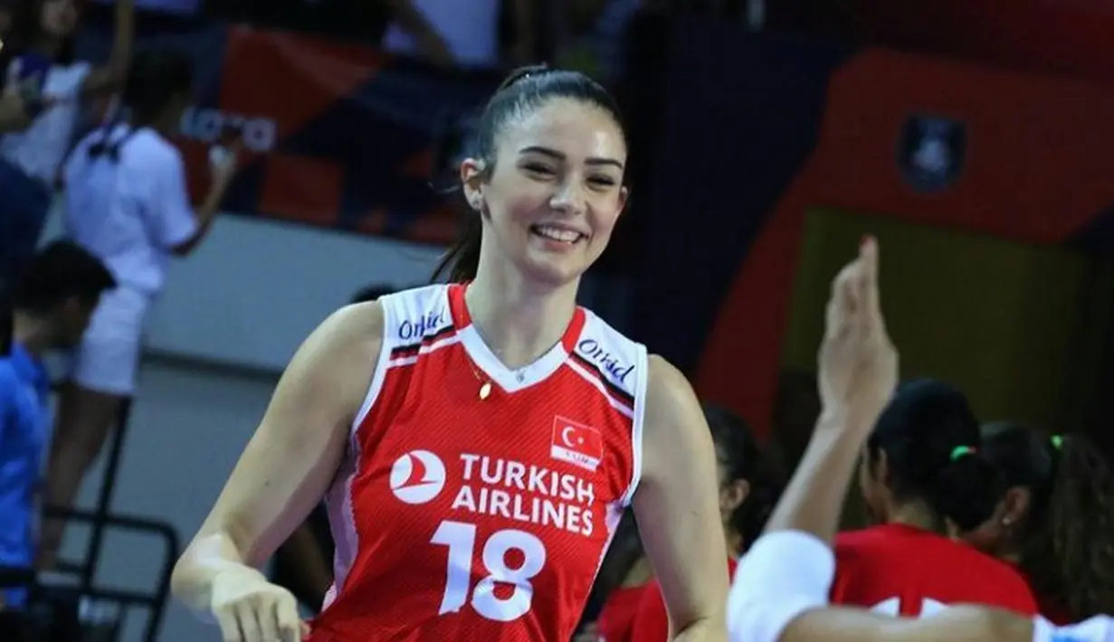 Perempuan yang menempati urutan ke-5 dalam 10 atlet voli tercantik di dunia ini diketahui sudah menyukai voli sejak usia belia. (Instagram/zehragns18).