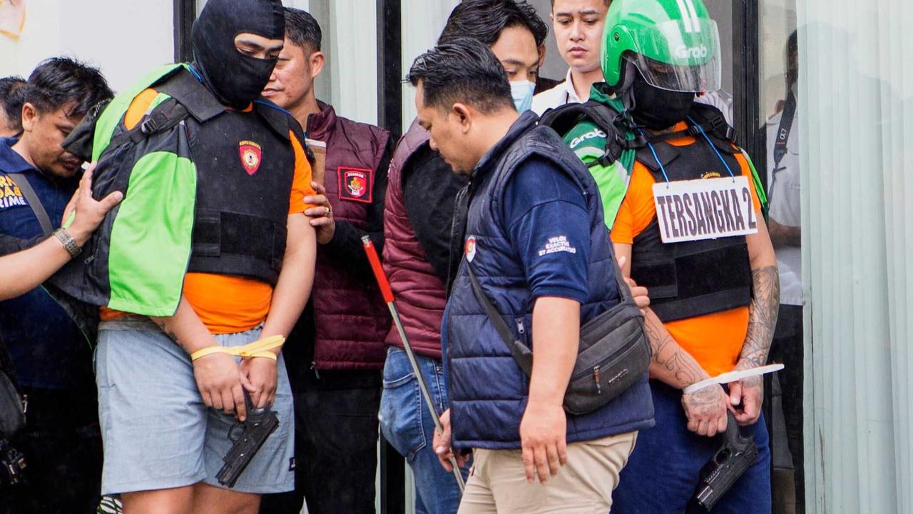 FOTO: Kaki Dirantai, Tiga Tersangka Penembakan WN Australia Jalani Rekonstruksi di Bali
