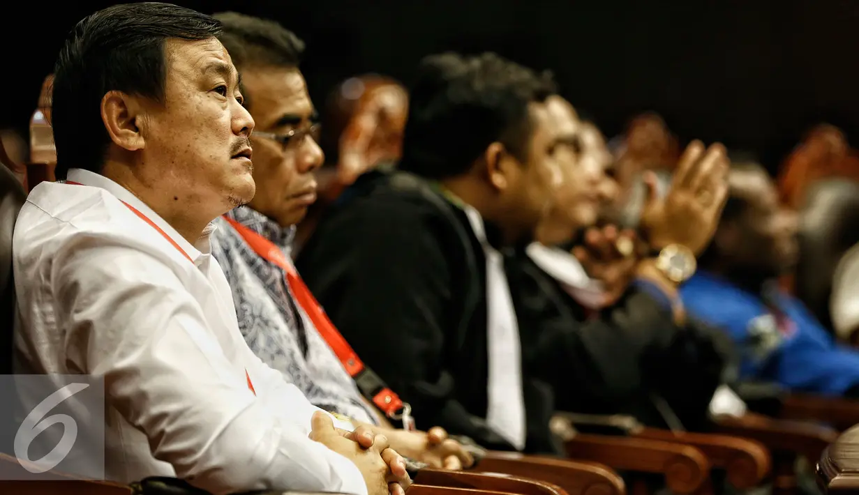 Pemohon saat mengikuti sidang putusan 3 gugatan perkara PHP kepala daerah 2015, Jakarta, Senin (22/2). Ketiga permohonan gugatan yang akan diputus adalah Kabupaten Halmahera Selatan, Mamberamo Raya, dan Kuantan Singingi. (Liputan6.com/Faizal Fanani)