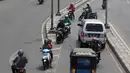 Sejumlah Pengendara motor terlihat melawan arah arus di kawasan Tanah Abang, Jakarta Pusat, Selasa (9/6/2015). Pelaksanaan denda maksimal diterapkan karena semakin sedikitnya kesadaran masyarakat mematuhi aturan lalu lintas. (Liputan6.com/Johan Tallo)