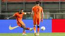 Pemain Belanda Memphis Depay menembak untuk mencetak gol ke gawang Skotlandia pada pertandingan persahabatan di Stadion Algarve, luar Faro, Portugal, Rabu (2/6/2021). Pertandingan berakhir imbang 2-2. (AP Photo/Miguel Morenatti)