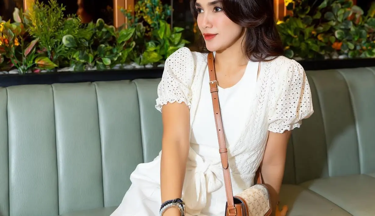 Ia memadukan tanktop, rok, outer, dan putih. Menghasilkan look yang clean dan kasual [@ussypratama]