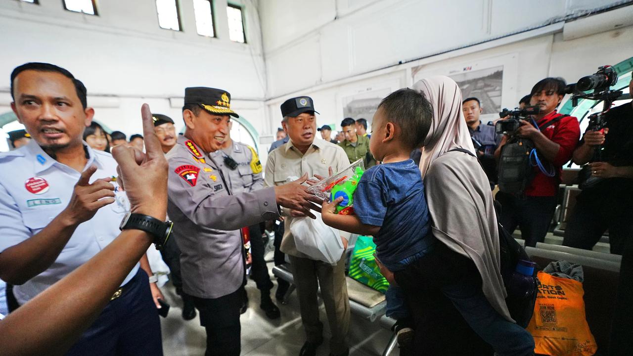 FOTO: Kapolri Pastikan Kesiapsiagaan Stasiun Pasar Senen Jelang Nataru